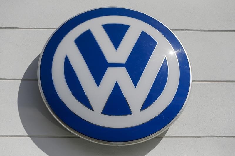 © Reuters. The logo of German carmaker Volkswagen is seen at a VW dealership in the Queens borough of New York 