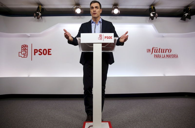 © Reuters. Sánchez reitera su "no" a Rajoy, ofrece reforma federal ante reto catalán