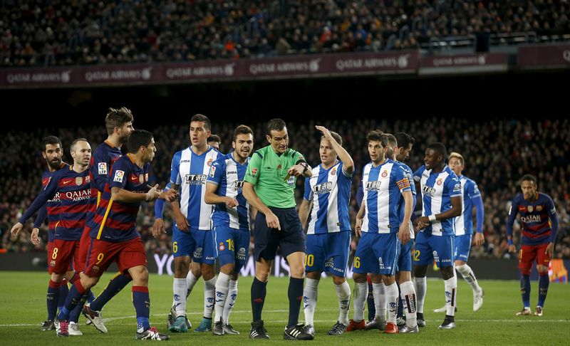 © Reuters. El Barça y el Espanyol buscan calmar las aguas antes del choque de Copa del Rey