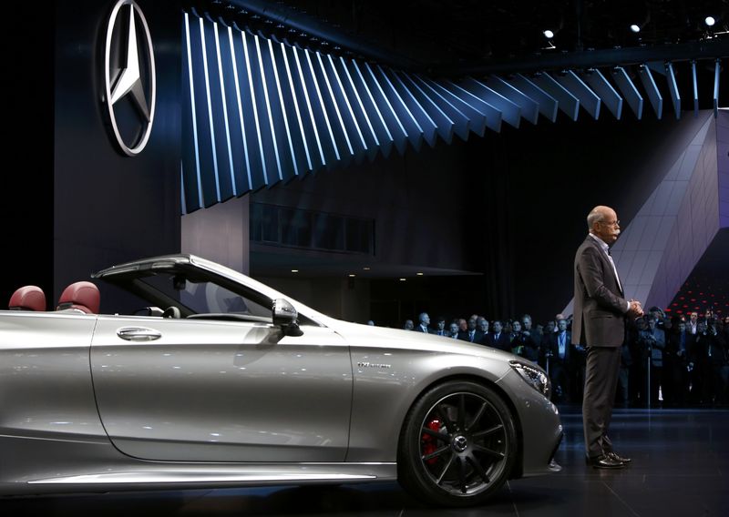 © Reuters. Mercedes Benz's Zetsche introduces the 2016 Mercedes-AMG S 63 4matic Cabriolet 'Edition 130' at the North American International Auto Show in Detroit, Michigan