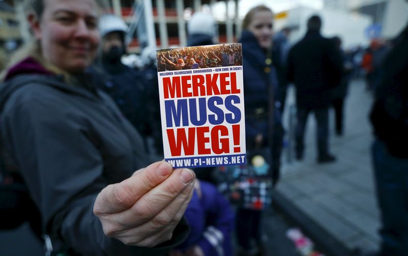 © Reuters. Merkel, bajo presión por grupos alemanes que rechazan a extranjeros 