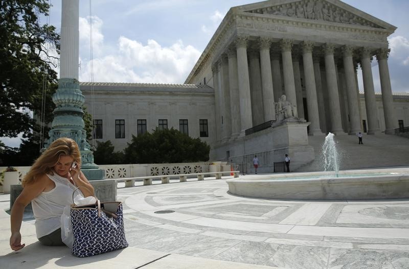 © Reuters. A woman uses her mobile phone at the plaza of the U.S. Supreme Court in Washington