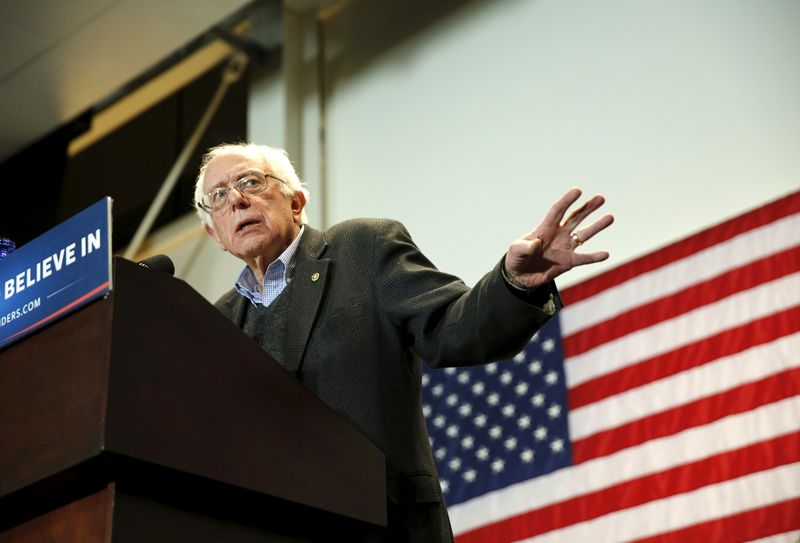 © Reuters. U.S. Democratic presidential candidate Bernie Sanders speaks during a campaign rally at the Des Moines Area Community College in Ankeny, Iowa