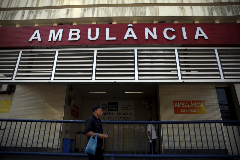 © Reuters. Homem passa em frente a hospital estadual no Rio de Janeiro