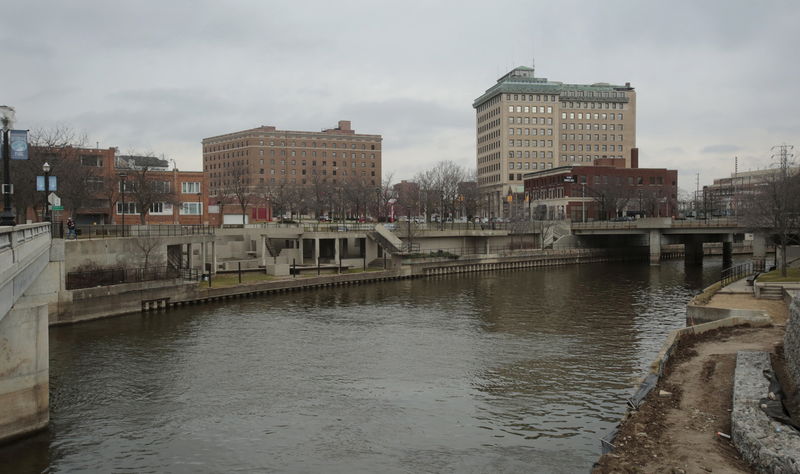 © Reuters. The Flint River is seen flowing thru downtown in Flint, Michigan 