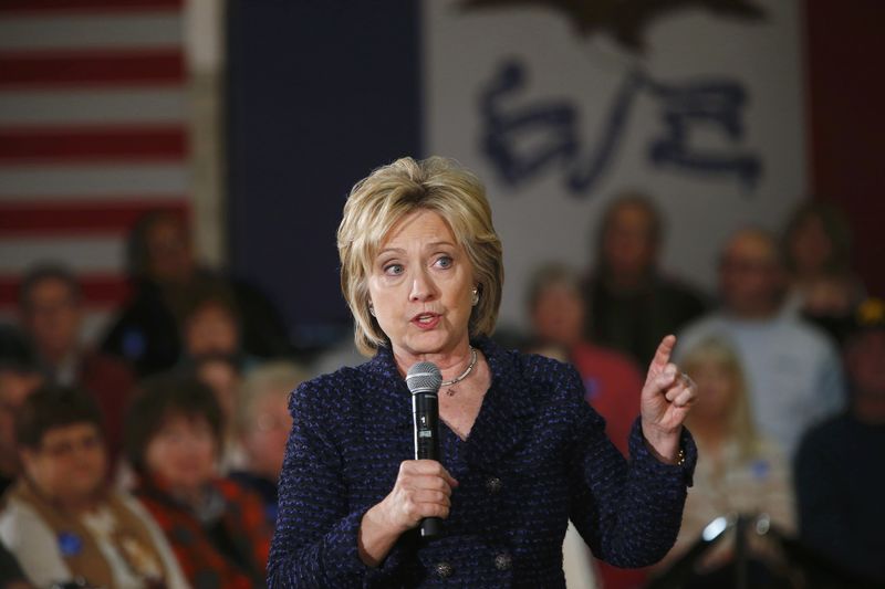 © Reuters. Democratic presidential candidate Clinton addresses supporters at the Electric Park Ballroom in Waterloo, Iowa