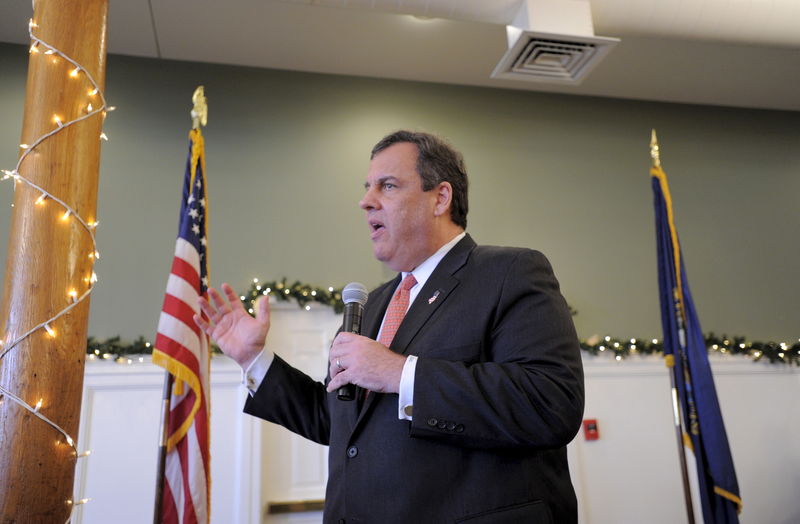 © Reuters. U.S. Republican presidential candidate and New Jersey Governor Chris Christie speaks at a gathering of the Manchester Rotary Club in Manchester