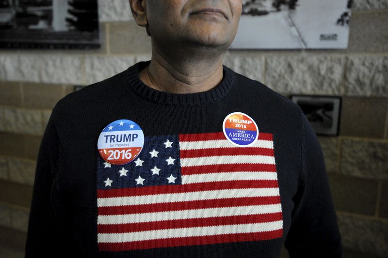 © Reuters. A supporter of U.S. Republican presidential candidate Trump waits to enter the auditorium at the Bridge View Center ahead of a campaign event in Ottumwa