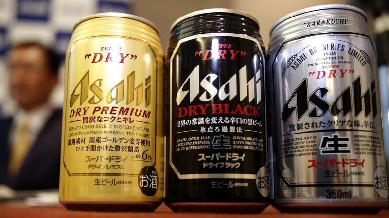 © Reuters. Asahi Breweries' new beer product Asahi Super Dry Premium, and reissued beers Asahi Super Dry and Asahi Super Dry Dry Black are seen  during their unveiling in Tokyo