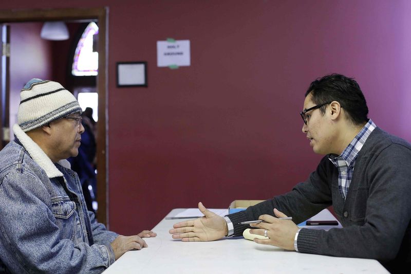 © Reuters. Attorney John Antia talks to migrant attending a workshop for legal advice held by the Familia Latina Unida and Centro Sin Fronteras at Lincoln United Methodist Church in south Chicago