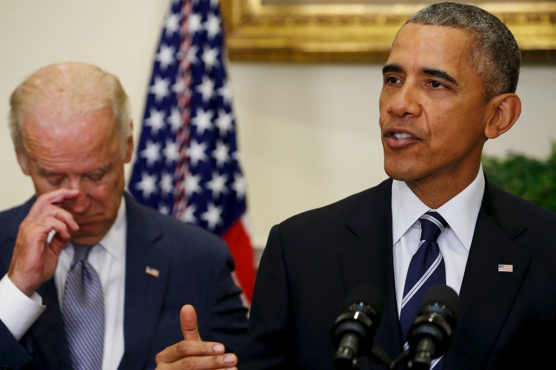 © Reuters. Obama, flanked by Biden, delivers a statement on the Keystone XL pipeline at the White House in Washington