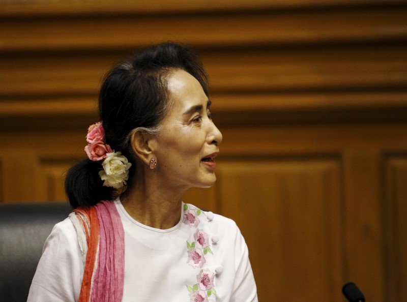 © Reuters. NLD leader Aung San Suu Kyi talks to Shwe Mann, speaker of Myanmar's Union Parliament, during their meeting at the Lower House of Parliament in Naypyitaw