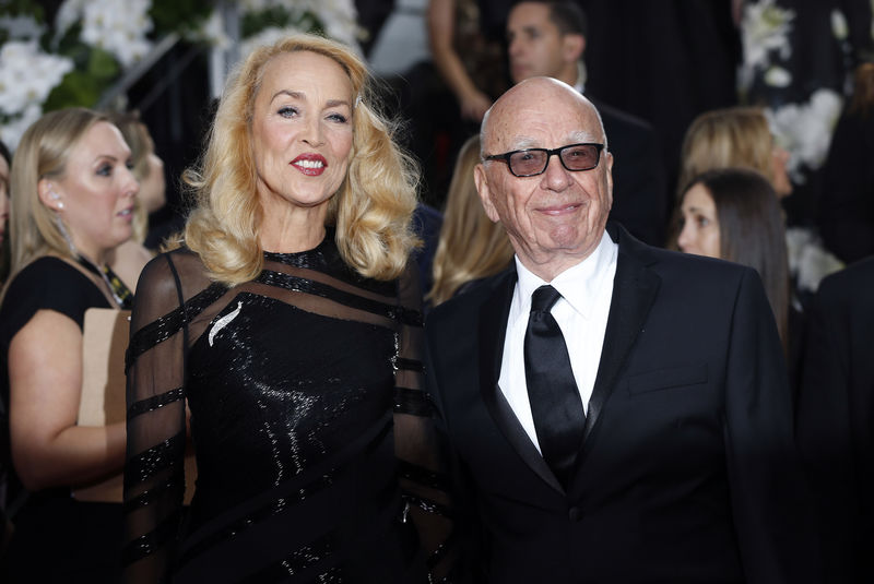 © Reuters. Jerry Hall and media magnate Rupert Murdoch arrive at the 73rd Golden Globe Awards in Beverly Hills