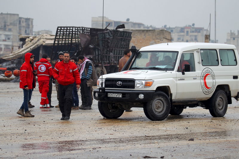 © Reuters. Un convoy con ayuda humanitaria llega a ciudad siria sitiada