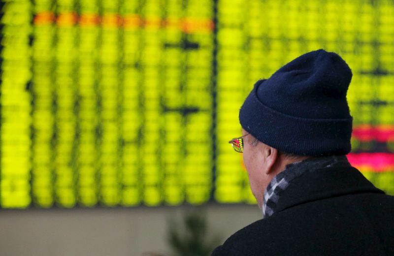 © Reuters. Las bolsas de Asia siguen en mínimos de 4 años por China y el petróleo