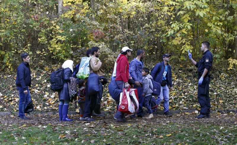 © Reuters. النمسا تشدد الإجراءات لإبعاد المهاجرين لأسباب اقتصادية