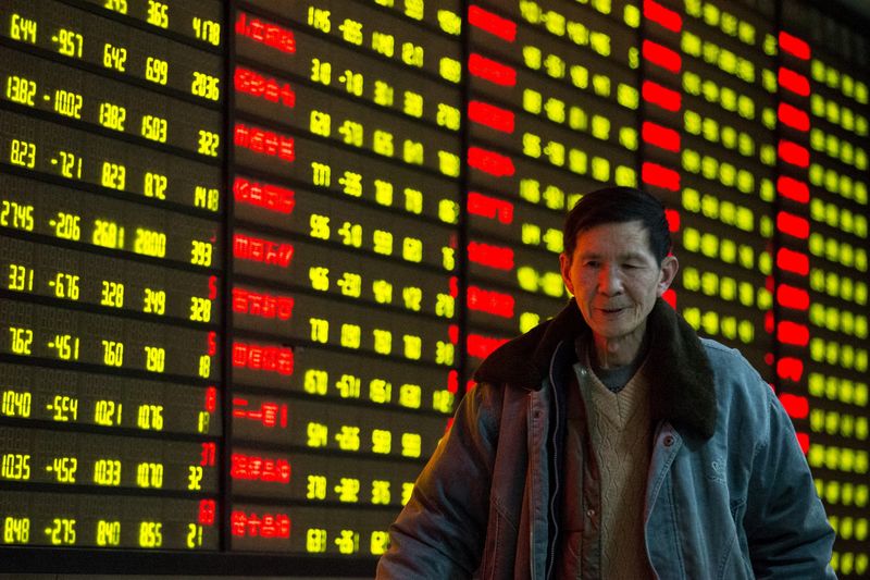 © Reuters. Инвестор в брокерской конторе в Наньцзине, Китай