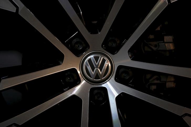 © Reuters. A logo of Volkswagen is seen on a wheel of a Golf car parked at a dealership in Seoul