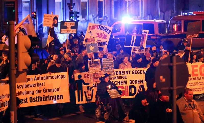 © Reuters. Actos vandálicos en una manifestación antirefugiados en Leipzig