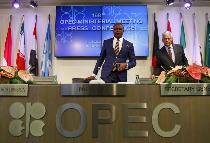 © Reuters. Nigeria's Oil Minister and OPEC president Kachikwu and OPEC secretary general al-Badri arrive for a news conference after a meeting of OPEC oil ministers in Vienna