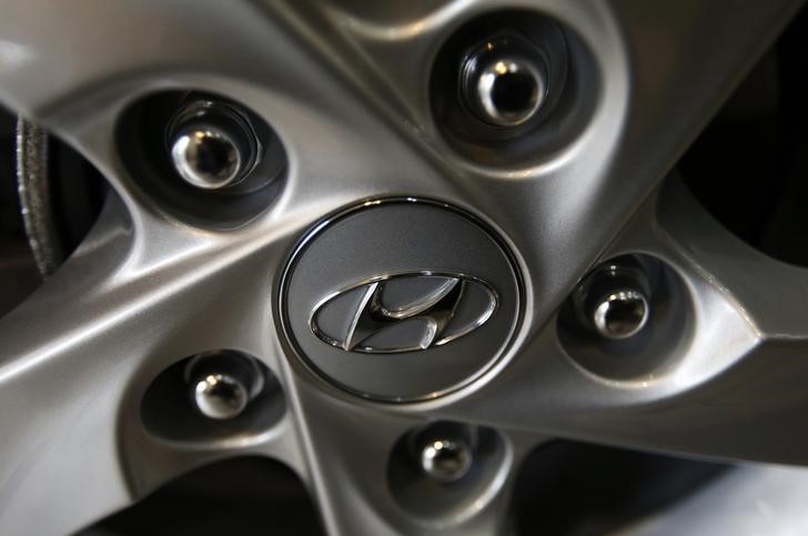 © Reuters. The logo of Hyundai Motor Co. is seen on a wheel of a car at a Hyundai dealership in Seoul