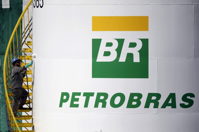 © Reuters. A worker paints a tank of Brazil's state-run Petrobras oil company in Brasilia