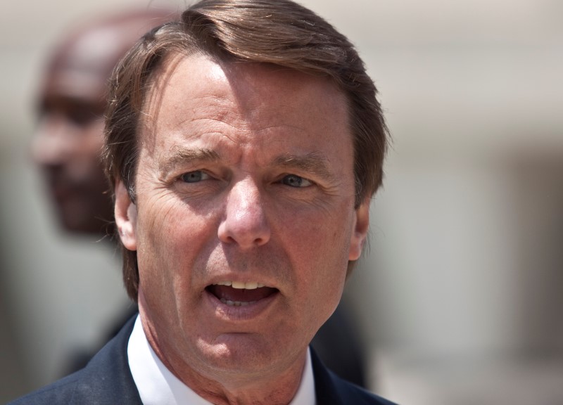 © Reuters. John Edwards arrives for the ninth day of jury deliberations at the federal courthouse in Greensboro