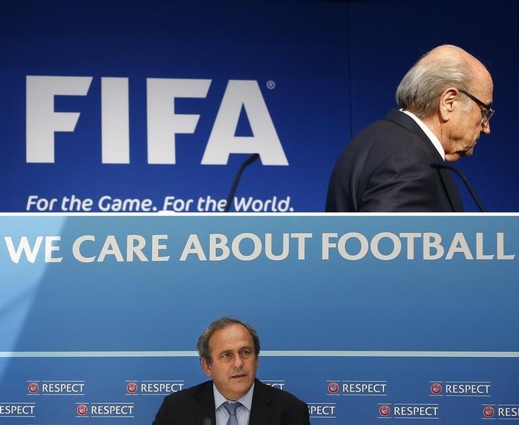 © Reuters. Panel de ética de la FIFA buscaría extender suspensiones de Blatter y Platini