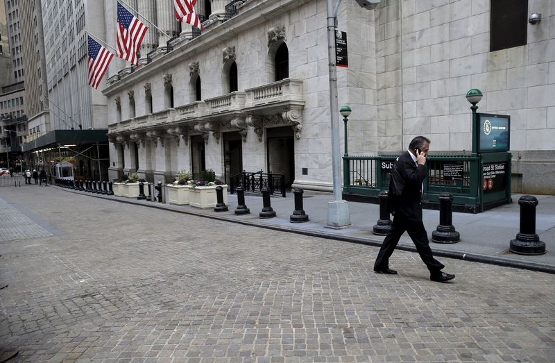 © Reuters. Wall Street abre al alza por estabilización de los precios del petróleo