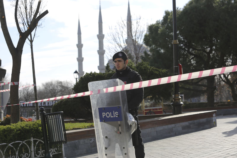 © Reuters. نائب رئيس الوزراء: منفذ تفجير اسطنبول يعتقد انه دخل من سوريا مؤخرا