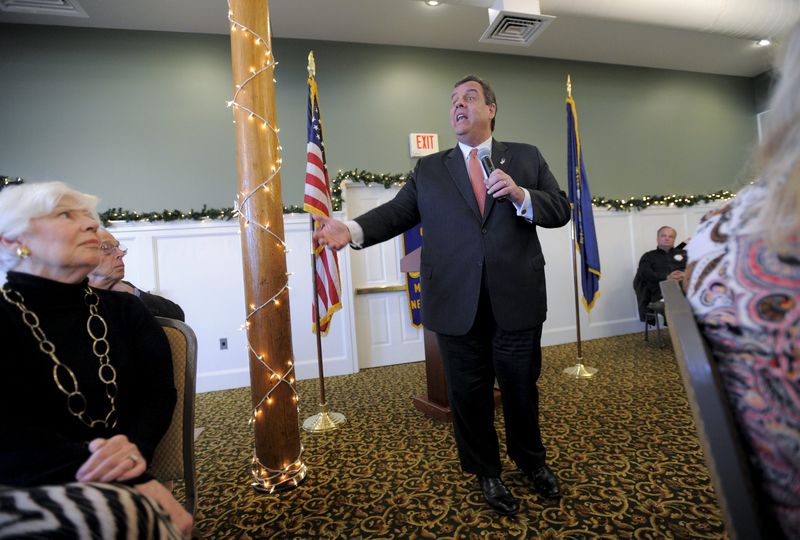 © Reuters. U.S. Republican presidential candidate and New Jersey Governor Chris Christie speaks at a gathering of the Manchester Rotary Club in Manchester