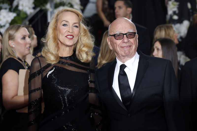 © Reuters. Ex-modelo Jerry Hall e o magnata da mídia Rupert Murdoch chegam ao 73º Prêmio Globo de Ouro em Beverly Hills, Califórnia