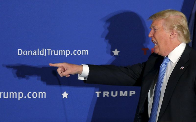 © Reuters. U.S. Republican presidential candidate Donald Trump takes the stage at a campaign rally in Windham