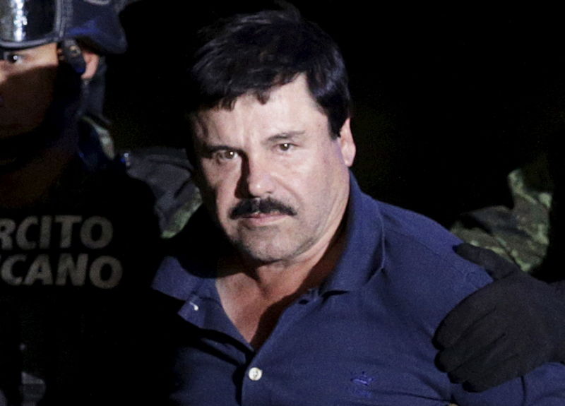 © Reuters. Narcotraficante Joaquin "El Chapo" Guzman é escoltado por soldados em hangar de propriedade da Procuradoria Geral na Cidade do México