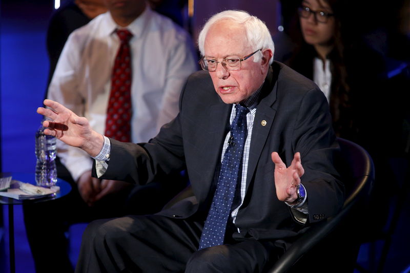 © Reuters. Democratic presidential candidate Sen. Bernie Sanders (D-VT) speaks at The Iowa Brown and Black Forum at Drake University in Des Moines, IA