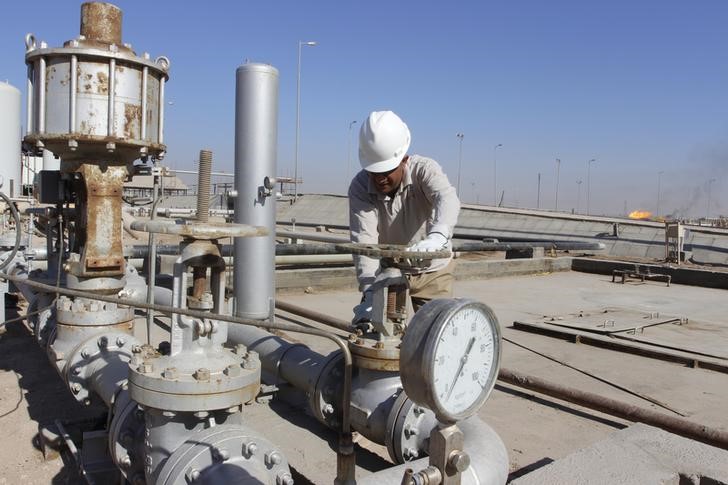 © Reuters. النفط يغلق على هبوط بعد ان تراجع عن مستوى 30 دولارا للمرة الاولى في 12 عاما