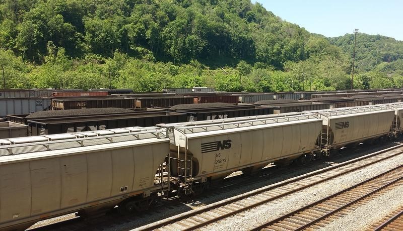 © Reuters. Coal trains approach Norfolk Southern's Williamson rail yard in Williamson, West Virginia