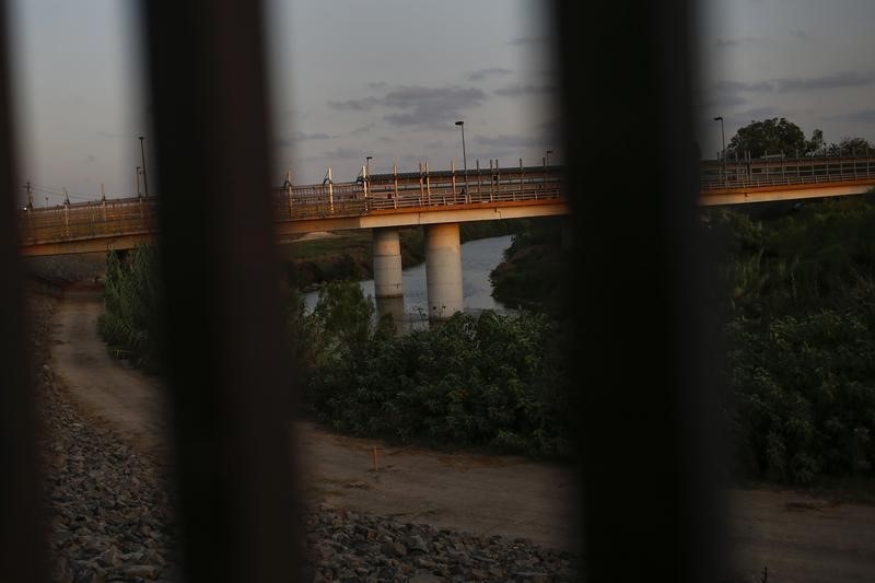 © Reuters. The border crossing into Mexico is seen through the border fence at the United States-Mexico border along the Rio Grande river in Brownsville, Texas