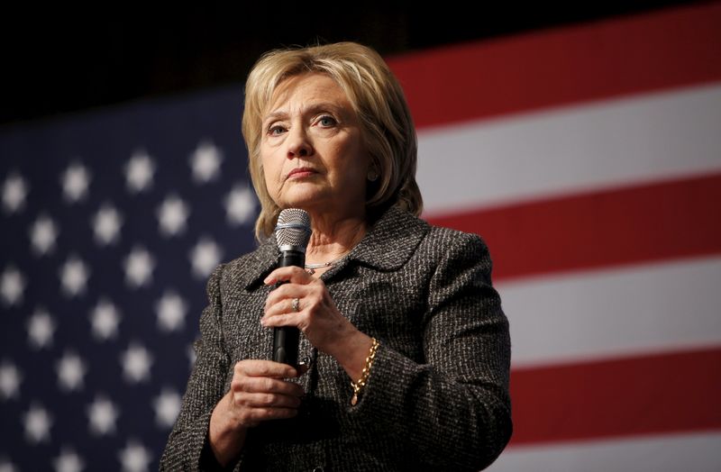 © Reuters. U.S. Democratic presidential candidate Hillary Clinton speaks during a campaign rally at Iowa State University in Ames, Iowa