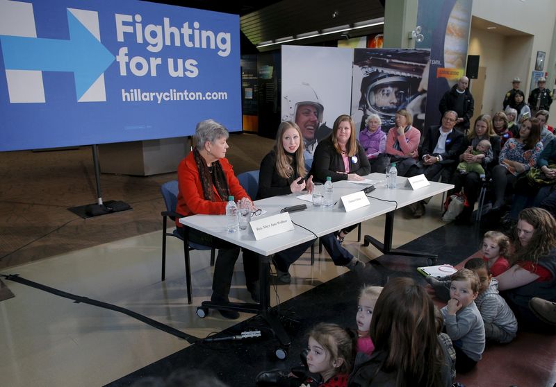 © Reuters. Chelsea Clinton, daughter of U.S. Democratic presidential candidate Hillary Clinton, participates in a panel discussion about early childhood education while campaigning for her mother in Concord