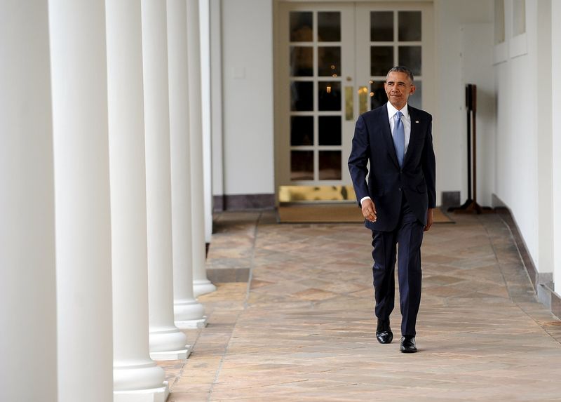 © Reuters. U.S. President Barack Obama walks down the colonnade from the Oval Office