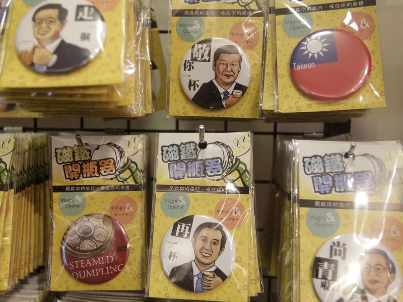© Reuters. Souvenirs depicting Chinese President Xi Jinping and Taiwan's President Ma Ying-jeou are seen in a gift shop at the Sun Yat-sen Memorial Hall in Taipei
