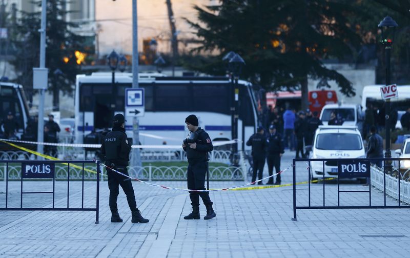 © Reuters. Police officers secure area after an explosion near the Ottoman-era Sultanahmet mosque in Istanbul