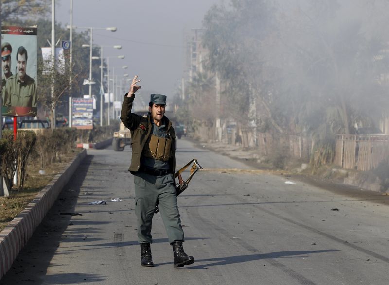 © Reuters. القوات الأفغانية تشتبك مع مسلحين بعد انفجار قرب قنصلية باكستانية