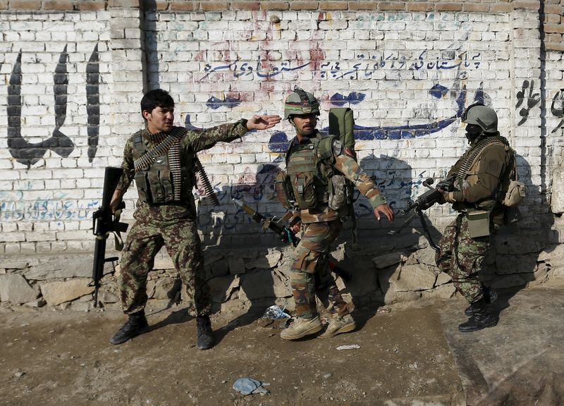 © Reuters. مسؤول: القوات الأفغانية تقتل مسلحين بعد هجوم قرب قنصلية باكستانية