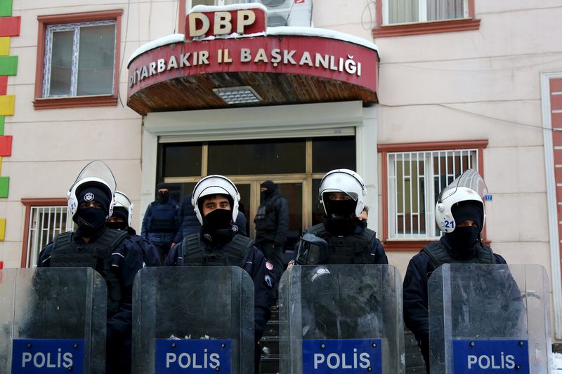 © Reuters. Turkish riot police stand guard outside the pro-Kurdish Democratic Regions Party (DBP) headquarters in the southeastern city of Diyarbakir