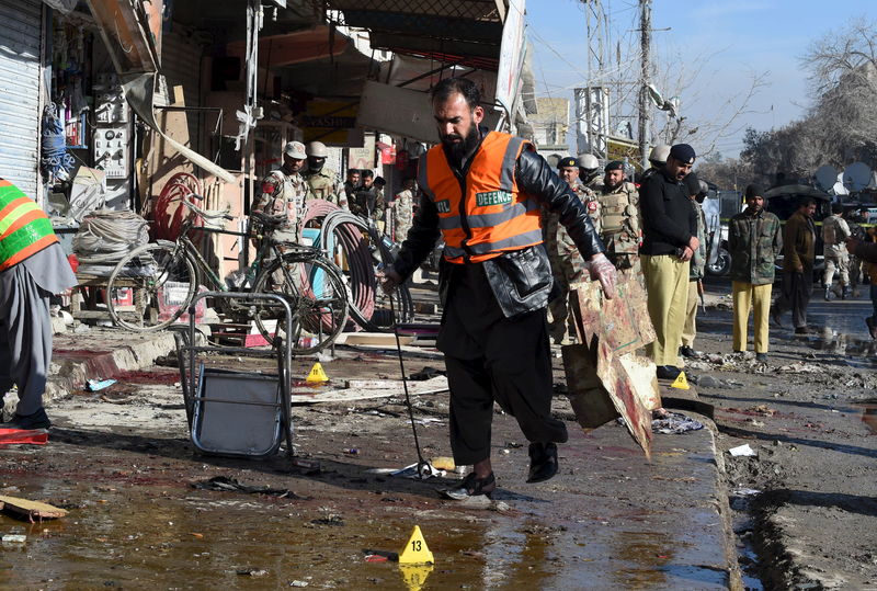 © Reuters. Funcionário recolhendo evidências após explosão em centro de vacinação em Quetta