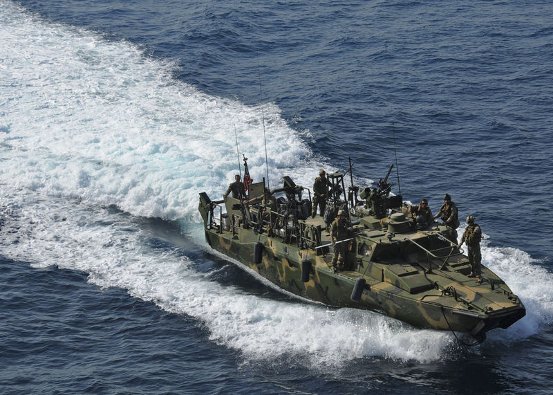 © Reuters. Irán libera a marinos estadounidenses tras una breve detención