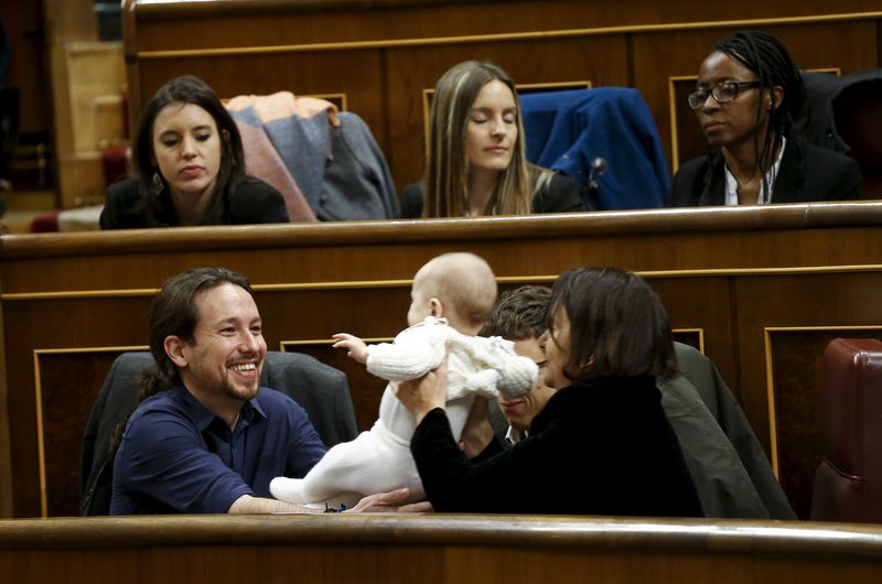 © Reuters. La diputada Bescansa defiende su derecho a criar a su hijo en el Congreso