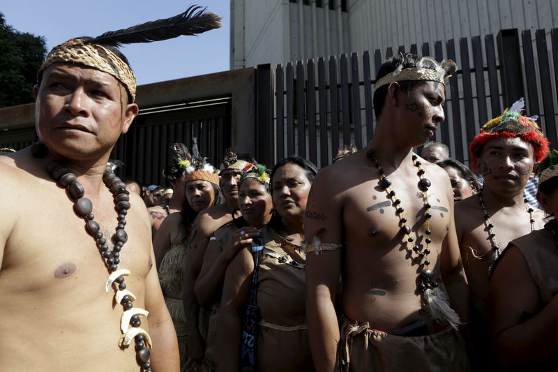 © Reuters. Venezuelan Indians from the Amazon tribes attend a gathering in support of the deputies of MUD at the Supreme Court in Caracas 